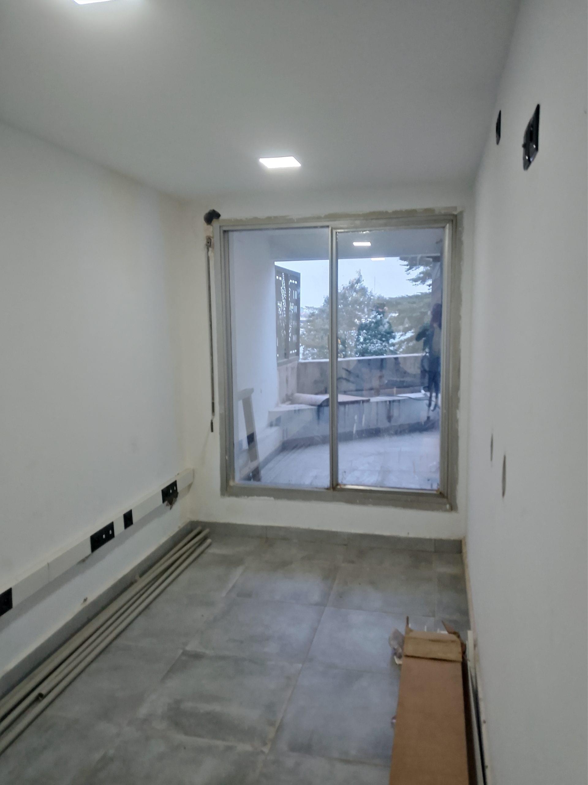 Vente Grand bureau disponible au Plateau