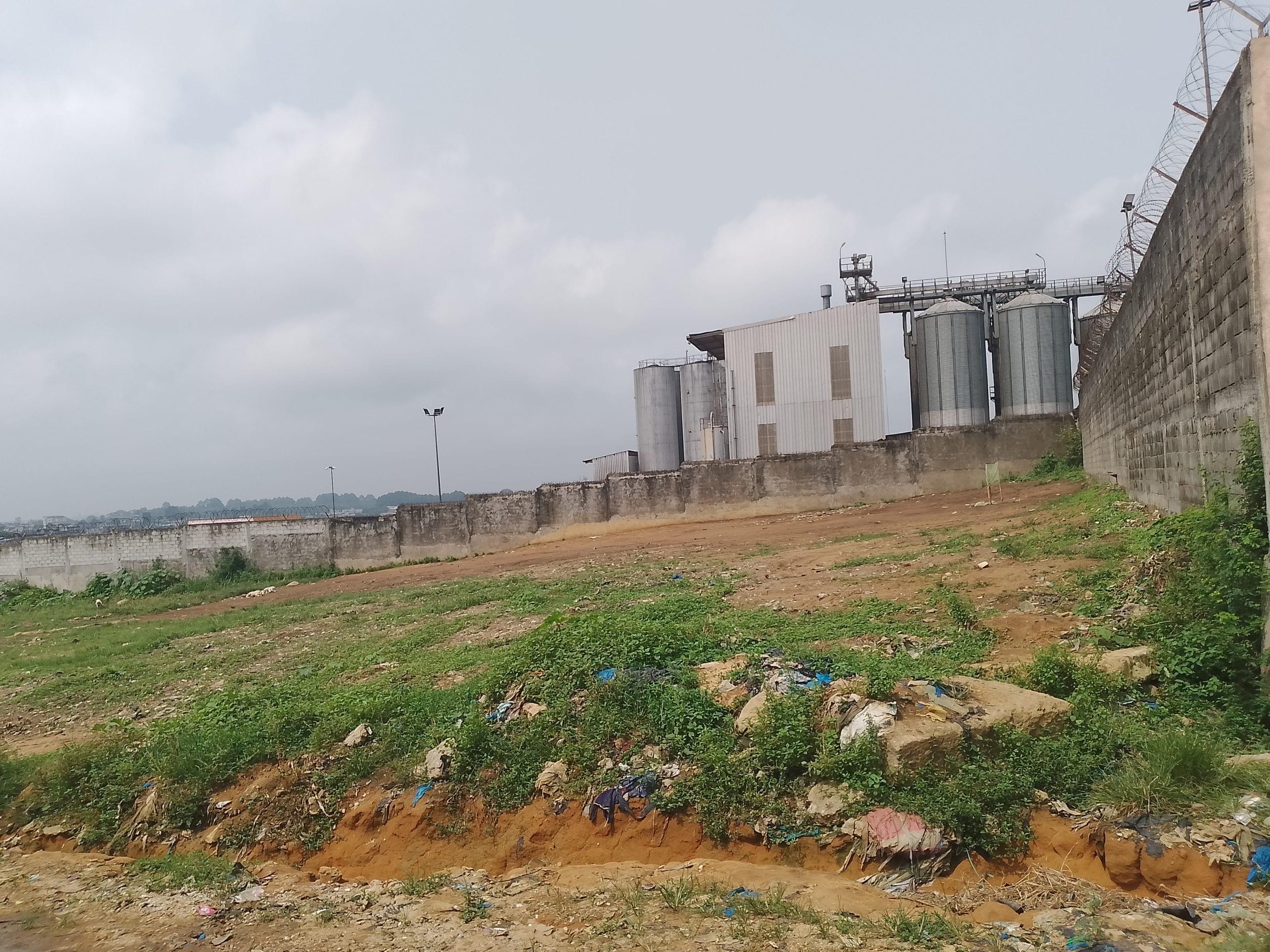 Terrain 3000 m2 à Yopougon- zone industrielle