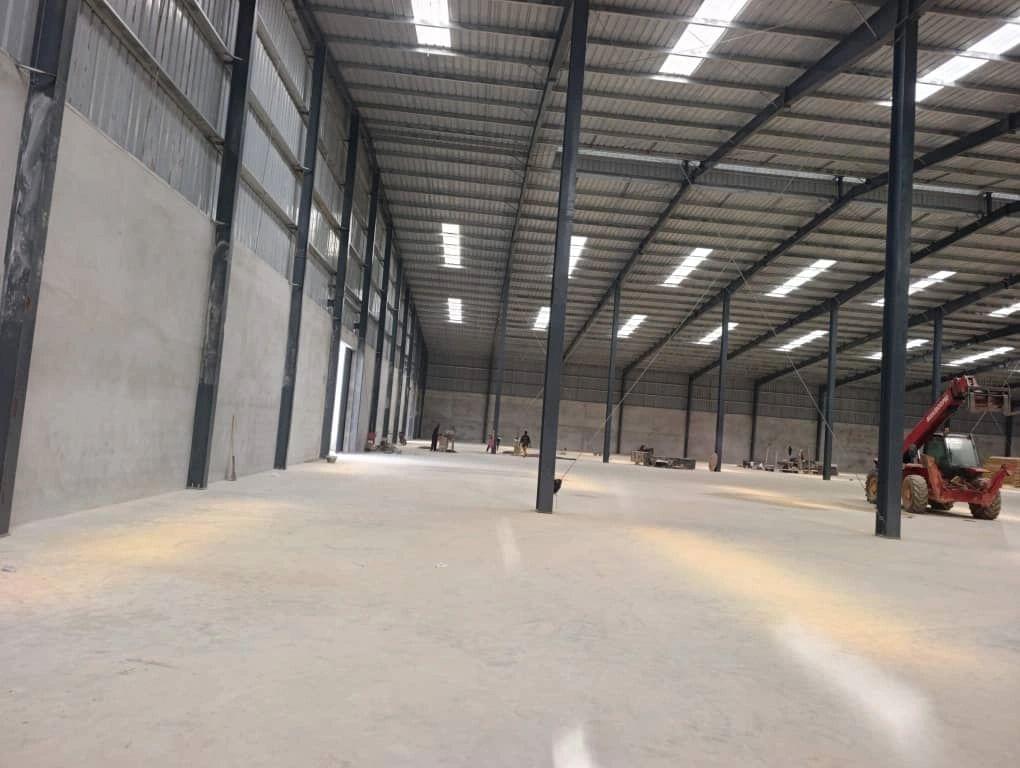 Yopougon sur autoroute pk26 location entrepôt 10 000 m2