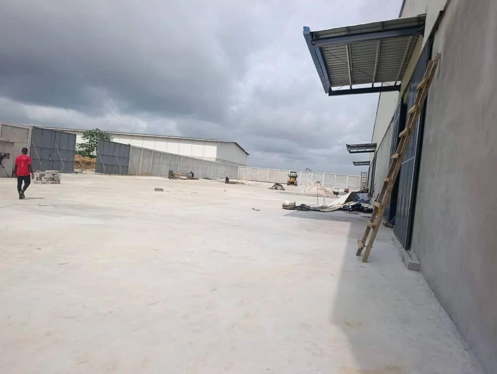 Yopougon sur autoroute pk26 location entrepôt 10 000 m2