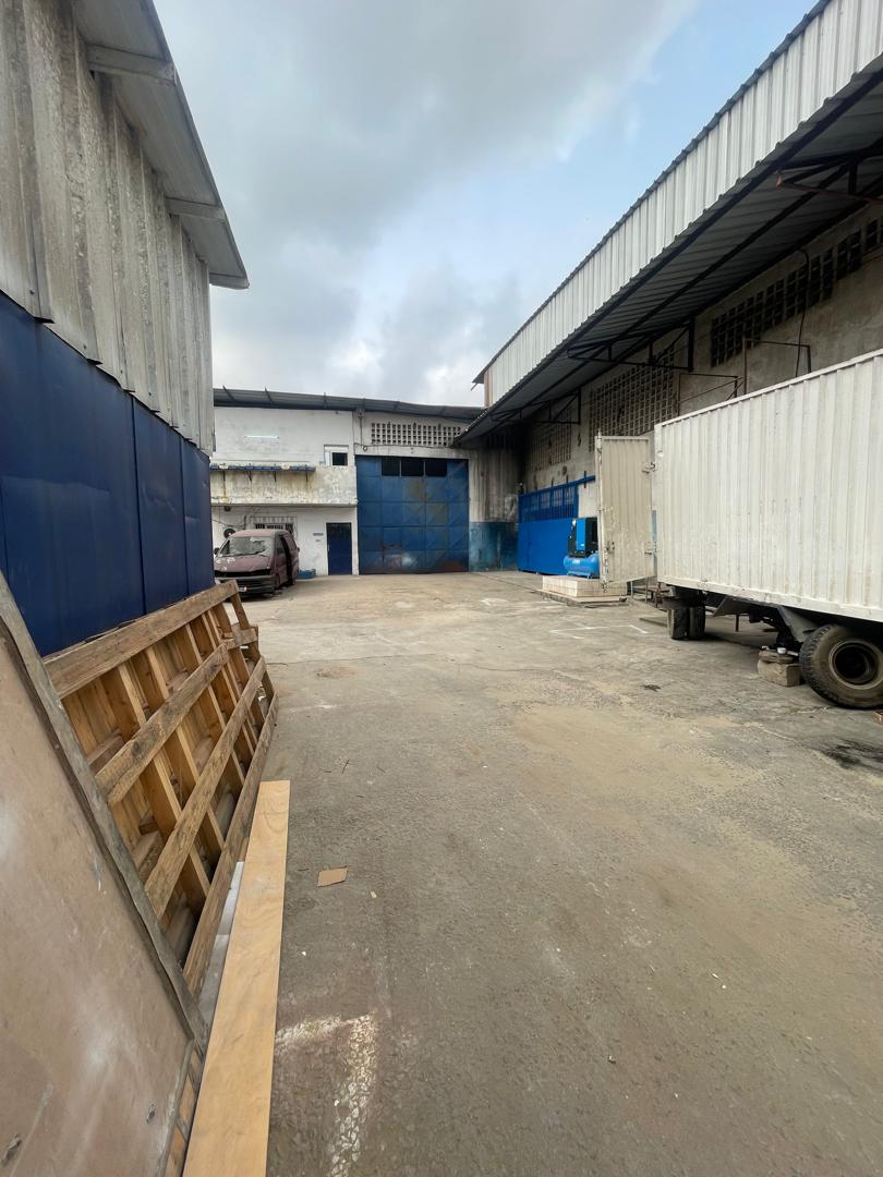 Location d’un Entrepôt a l’ancienne zone industrielle de Yopougon