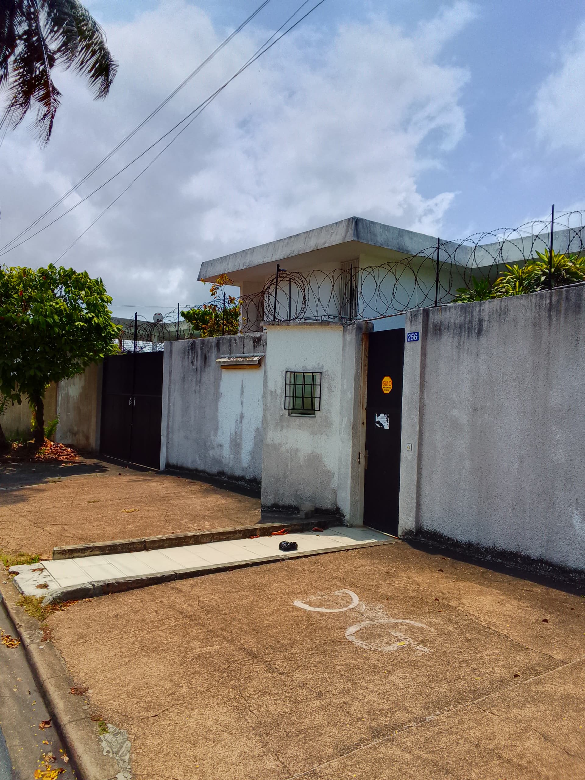 A louer une villa duplex a usage professionnel au Vallon