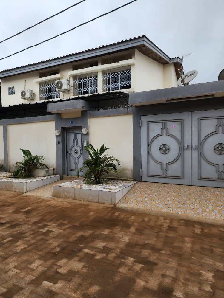 Cause départ vend une villa duplex a Faya cité