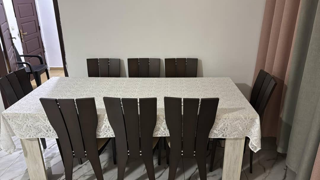 Fauteuil , lit une place , table à manger , table a manger,table centrale et bien d’autre !