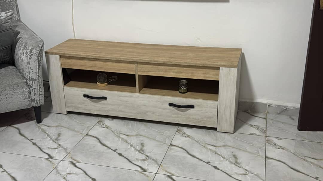 Fauteuil , lit une place , table à manger , table a manger,table centrale et bien d’autre !