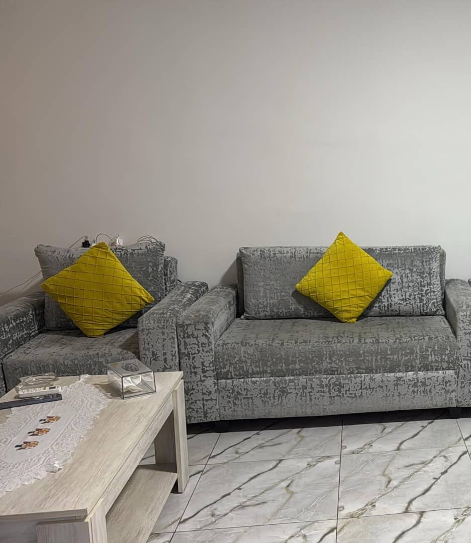 Fauteuil , lit une place , table à manger , table a manger,table centrale et bien d’autre !