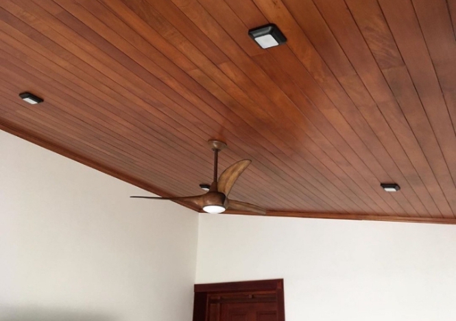 Travaux de pose de lambris en bois