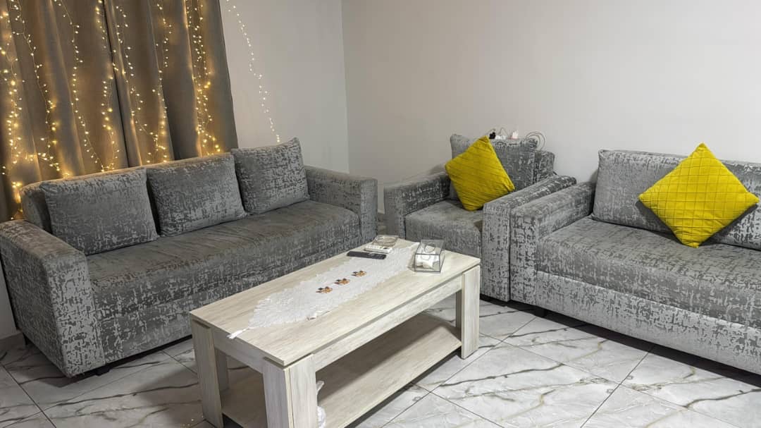 Fauteuil , lit une place , table à manger , table a manger,table centrale et bien d’autre !