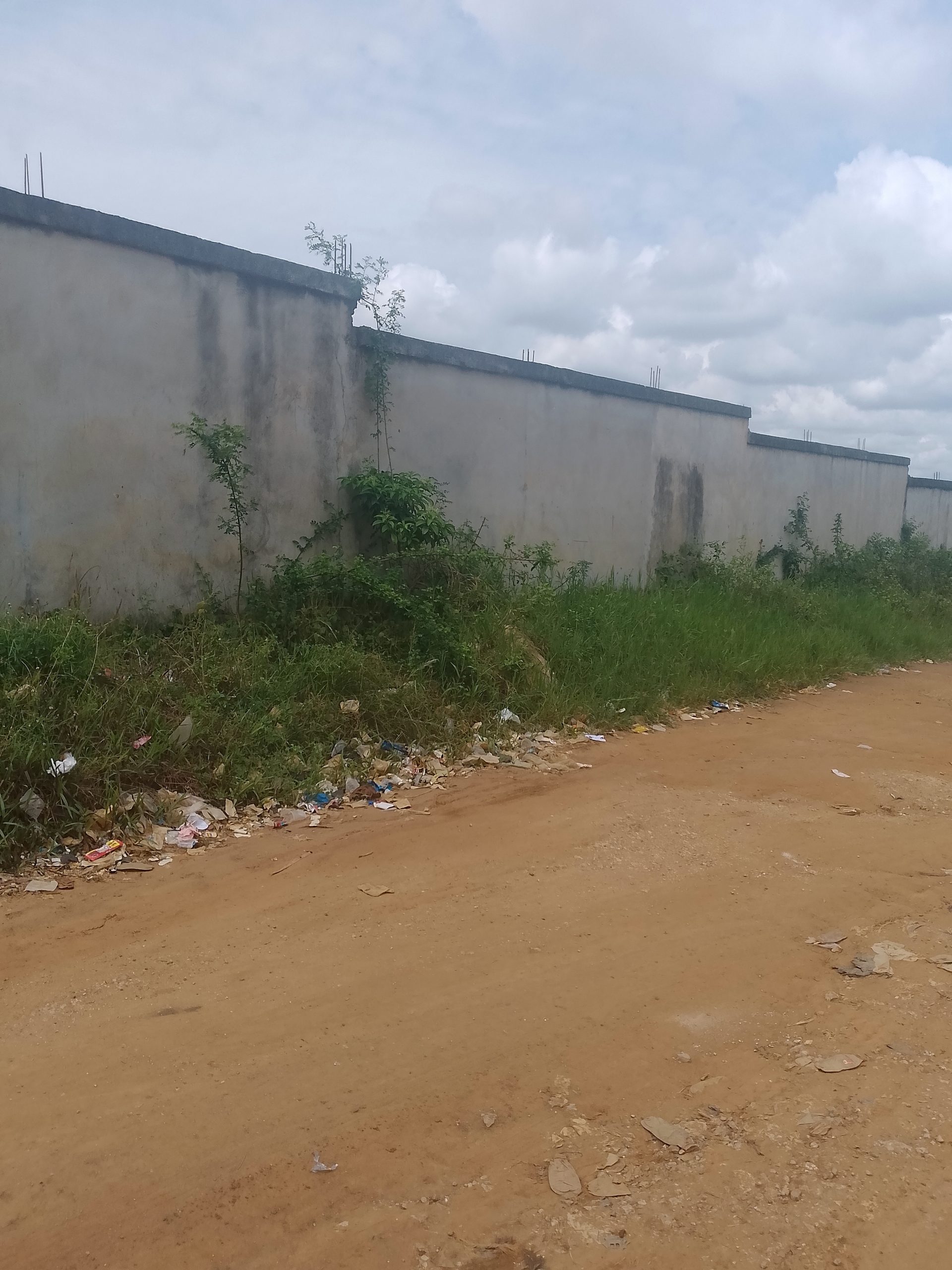 Terrain cloturé 6000 m2 à Yopougon- zone industrielle