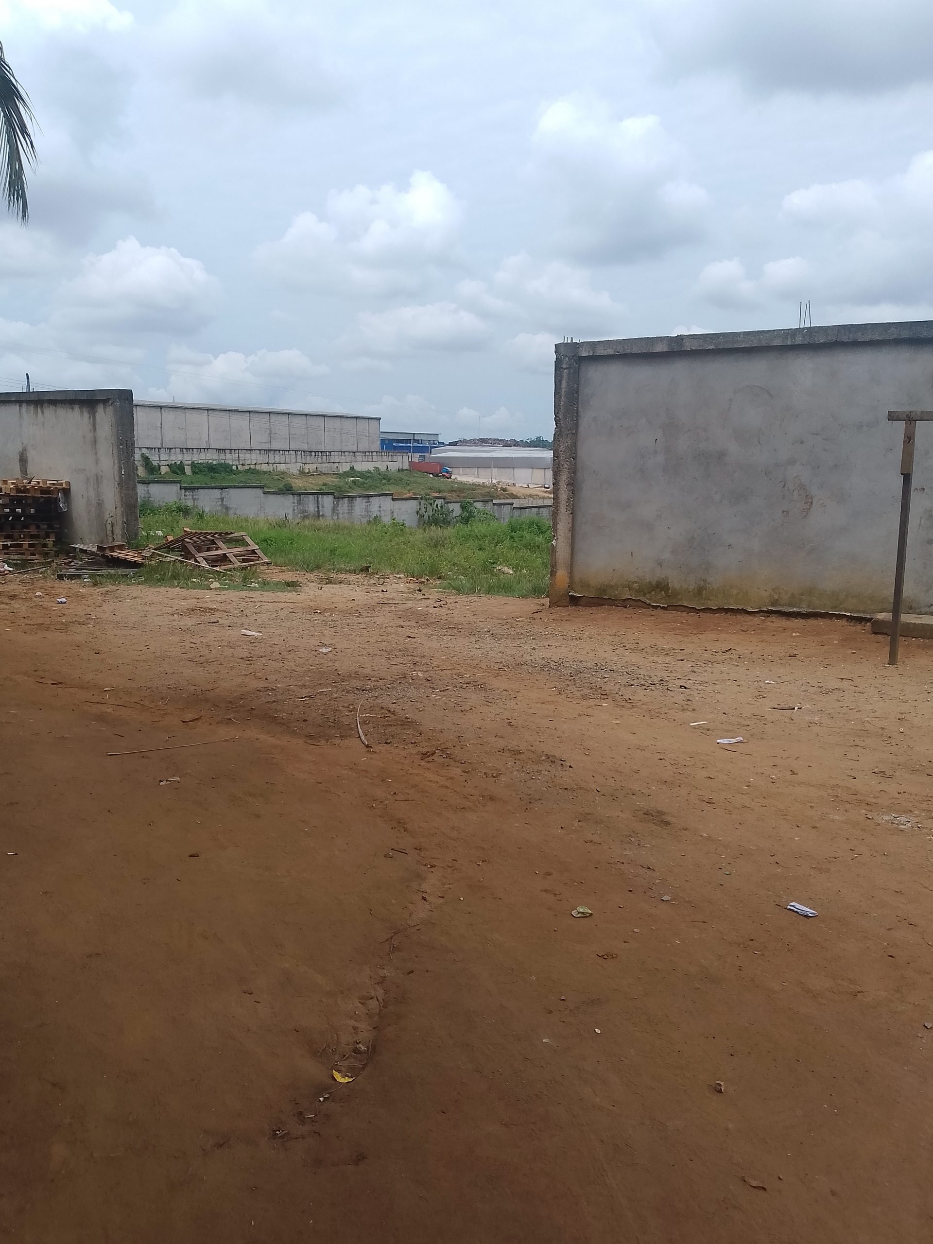 Terrain cloturé 6000 m2 à Yopougon- zone industrielle
