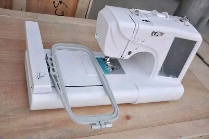 Machine de broderie 1 aiguille, usb
