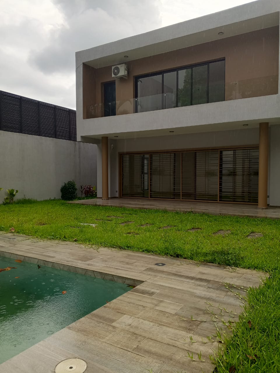 Location d’une villa duplex avec piscine a l’E.n.a