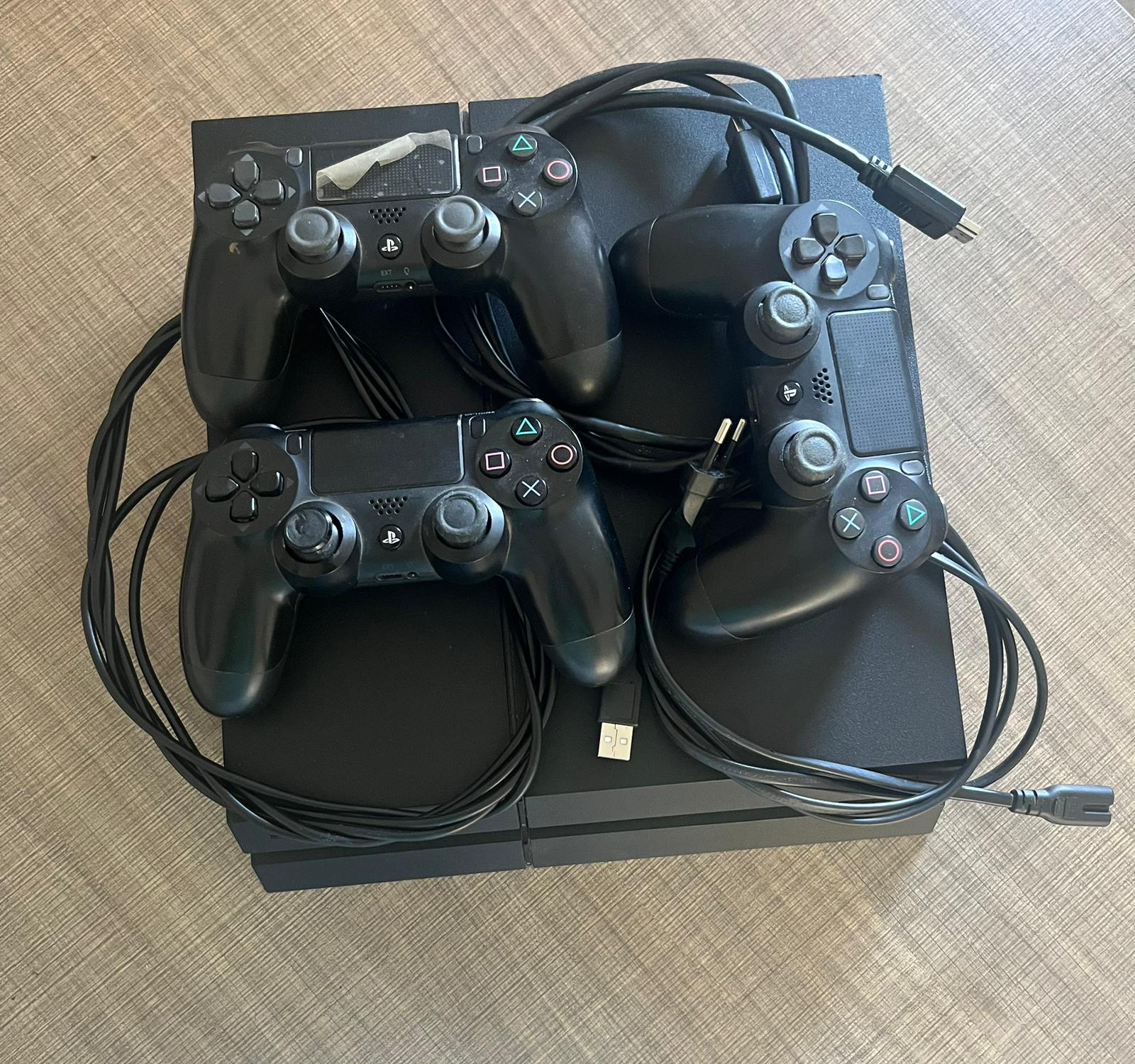 PS4 FAT 500Go + 3 manettes originales + 5 jeux