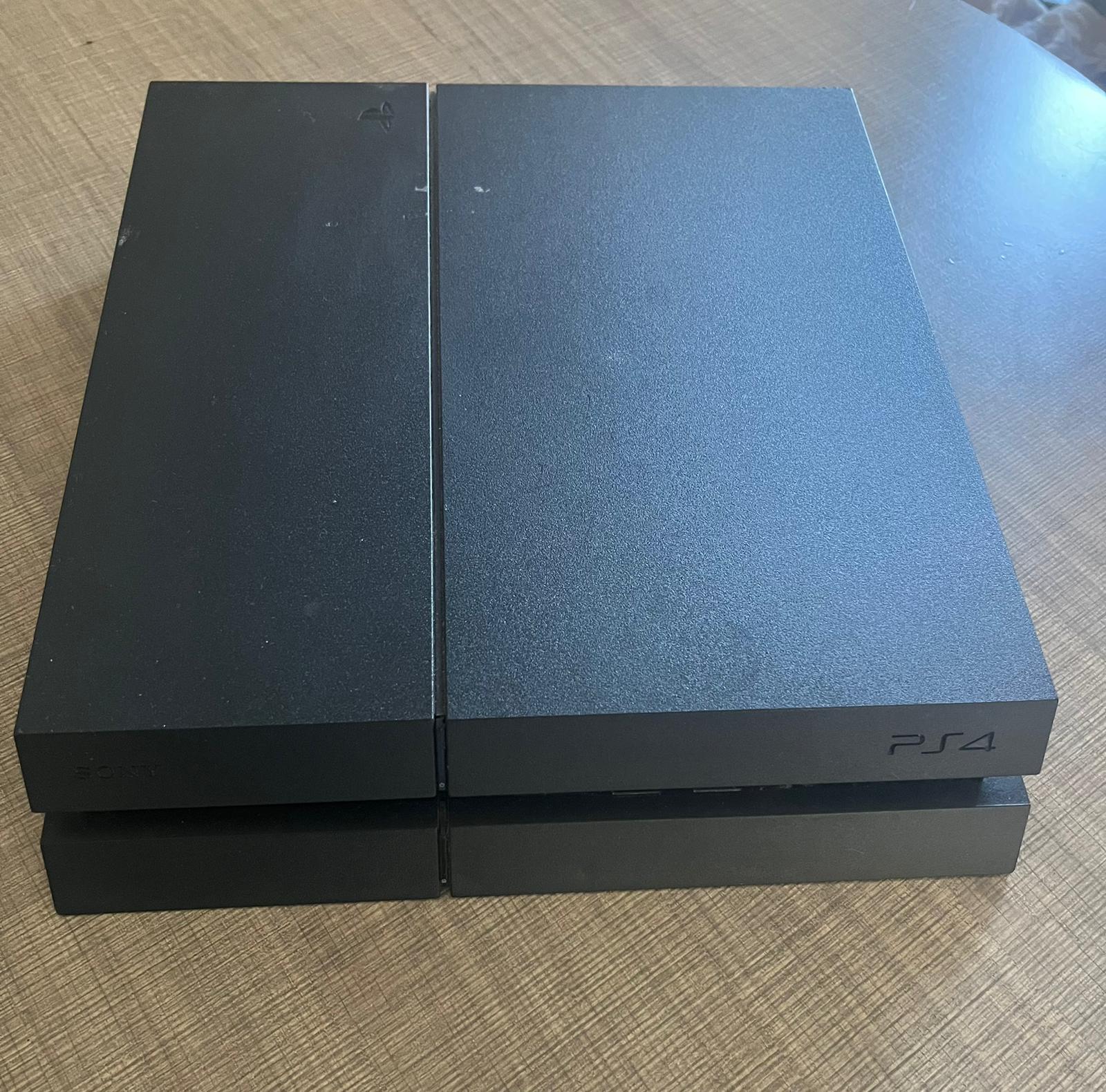 PS4 FAT 500Go + 3 manettes originales + 5 jeux