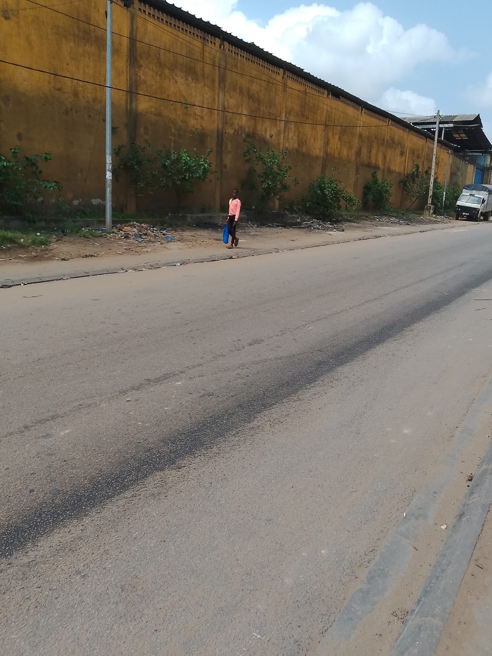 Location entrepôt 1200 M2 à Yopougon zone industrielle