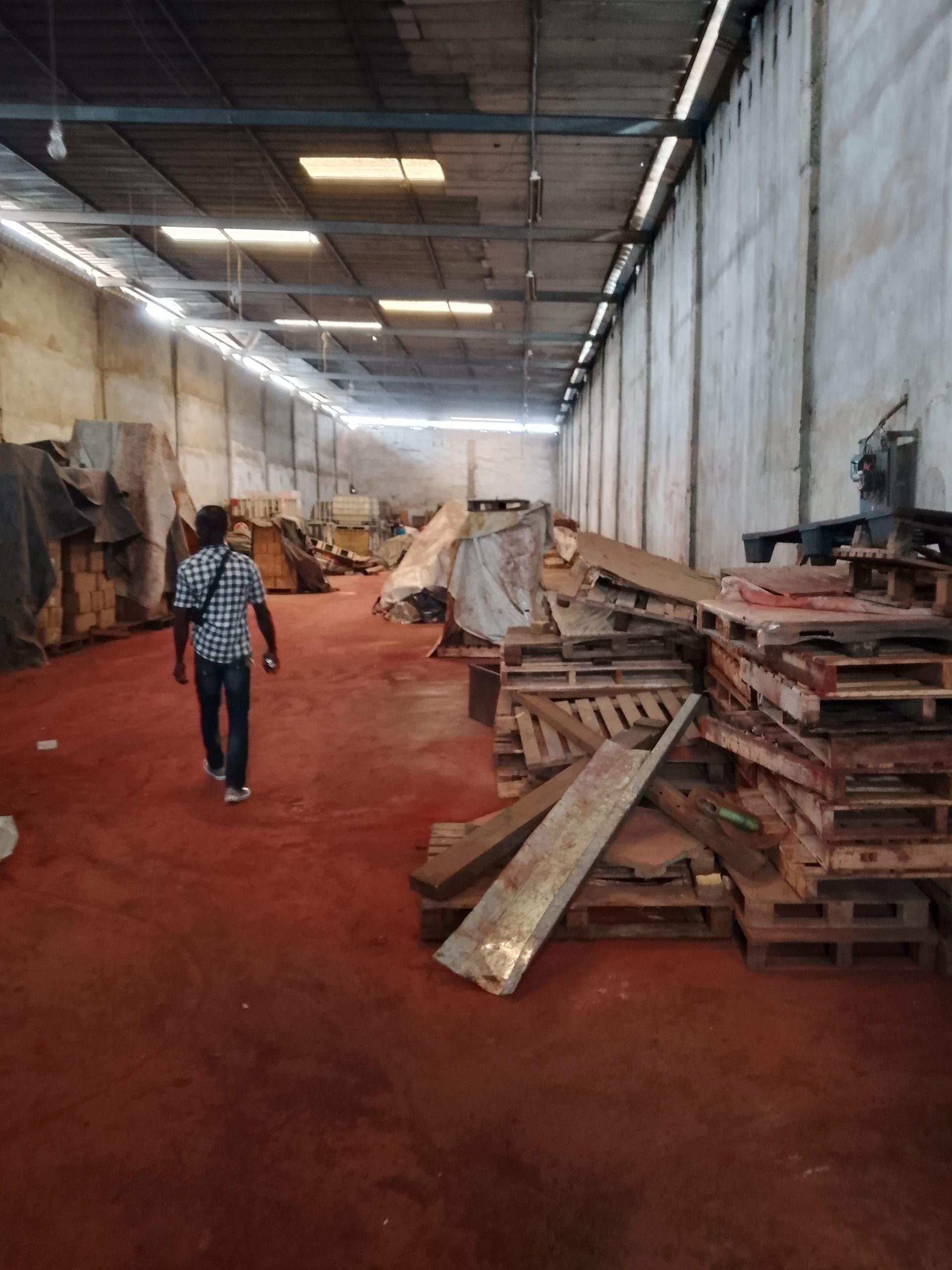 Location entrepôt 1200 M2 à Yopougon zone industrielle