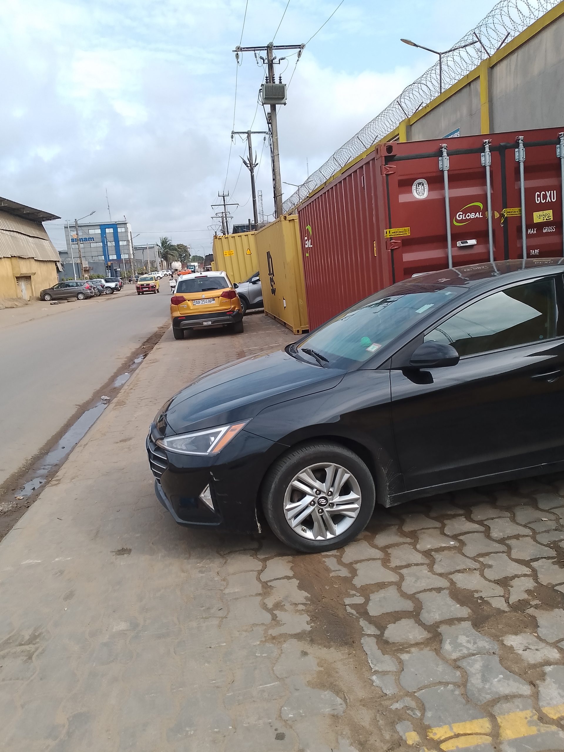 Location entrepôt 1200 M2 à Yopougon zone industrielle