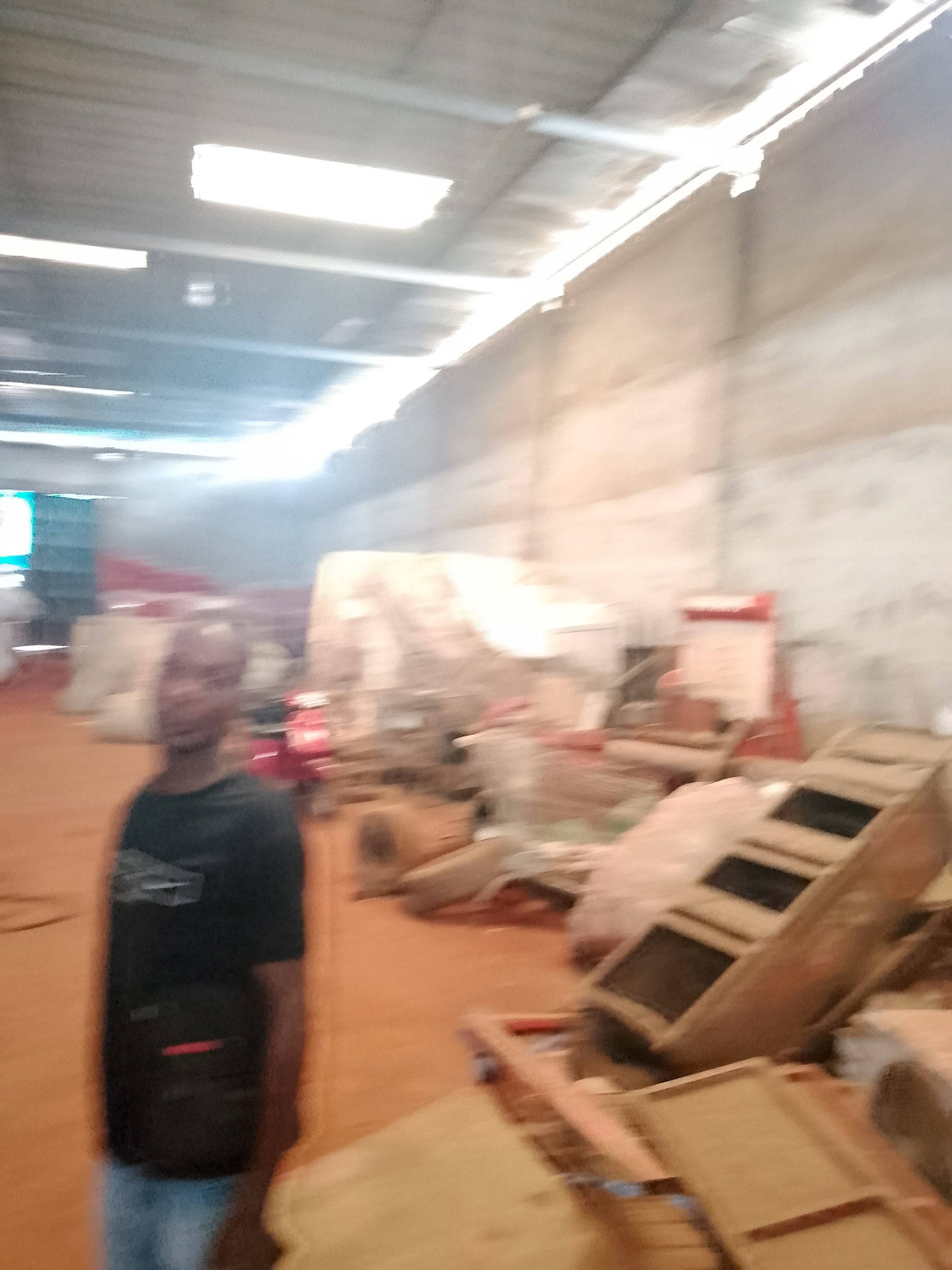Location entrepôt 1200 M2 à Yopougon zone industrielle