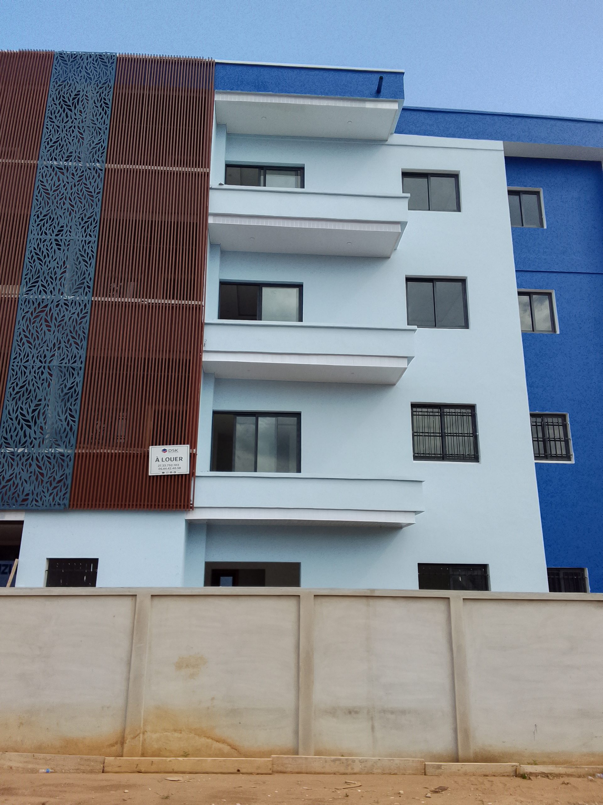 Un immeuble a usage professionnel a louer a Bingerville