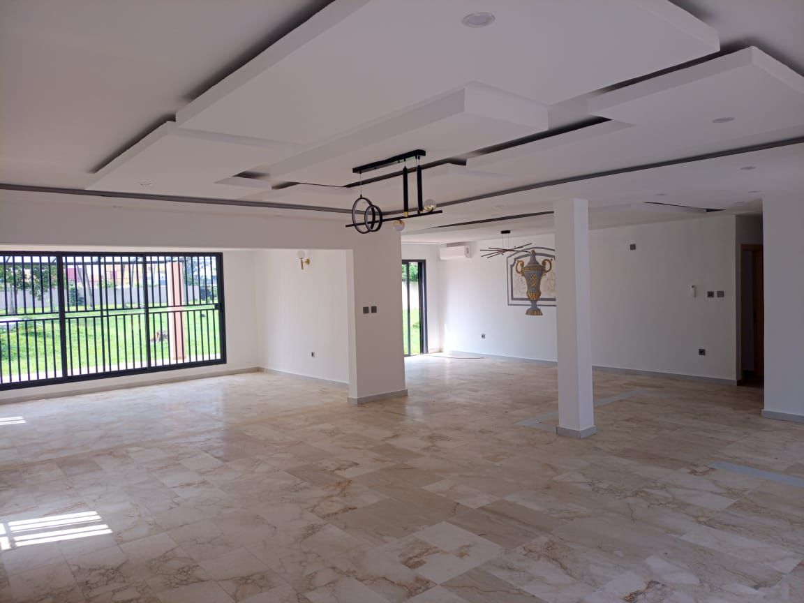 Villa basse avec piscine en location a Vridi