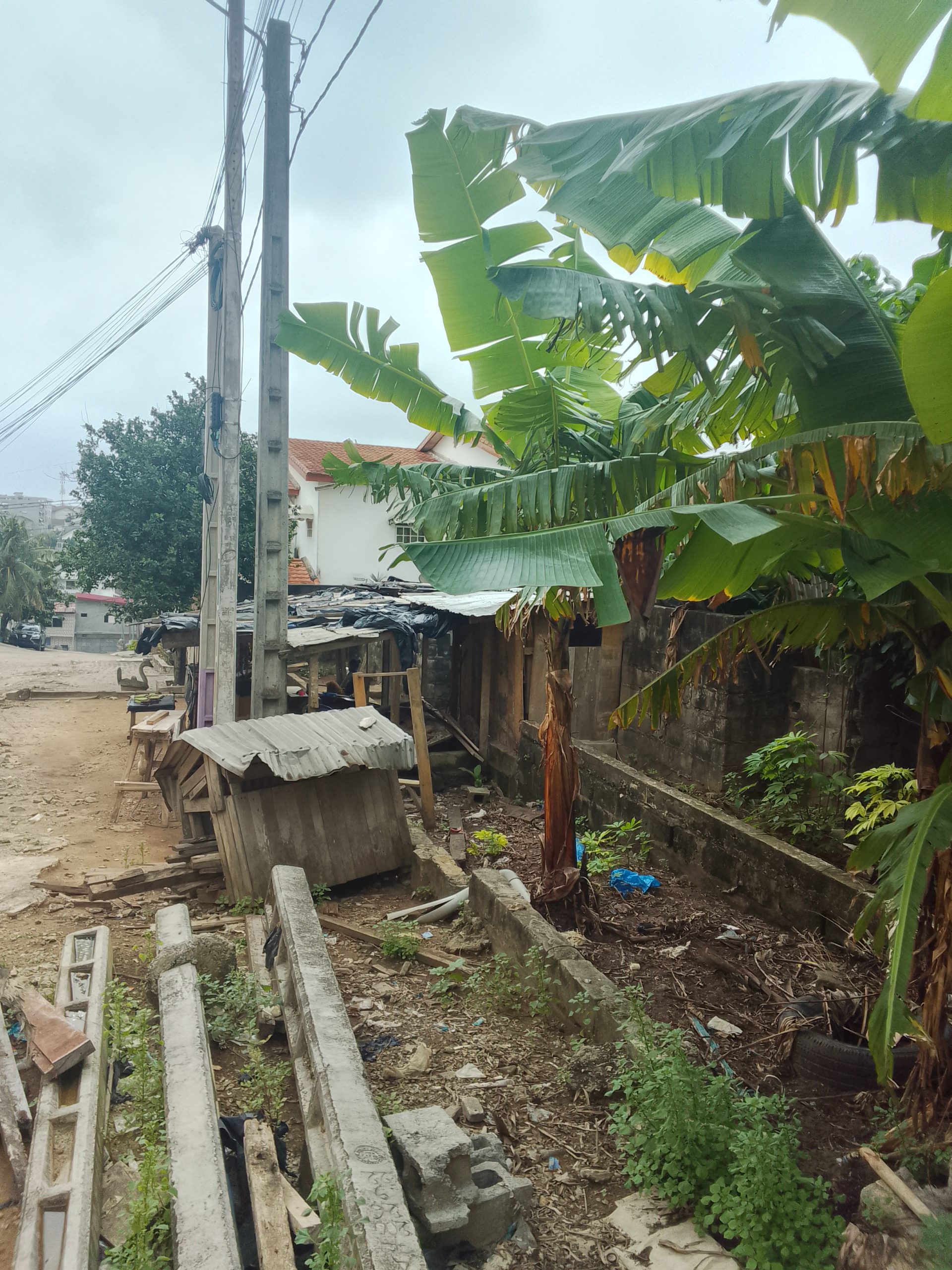 Terrain avec fondation d’un immeuble a Feh kesse