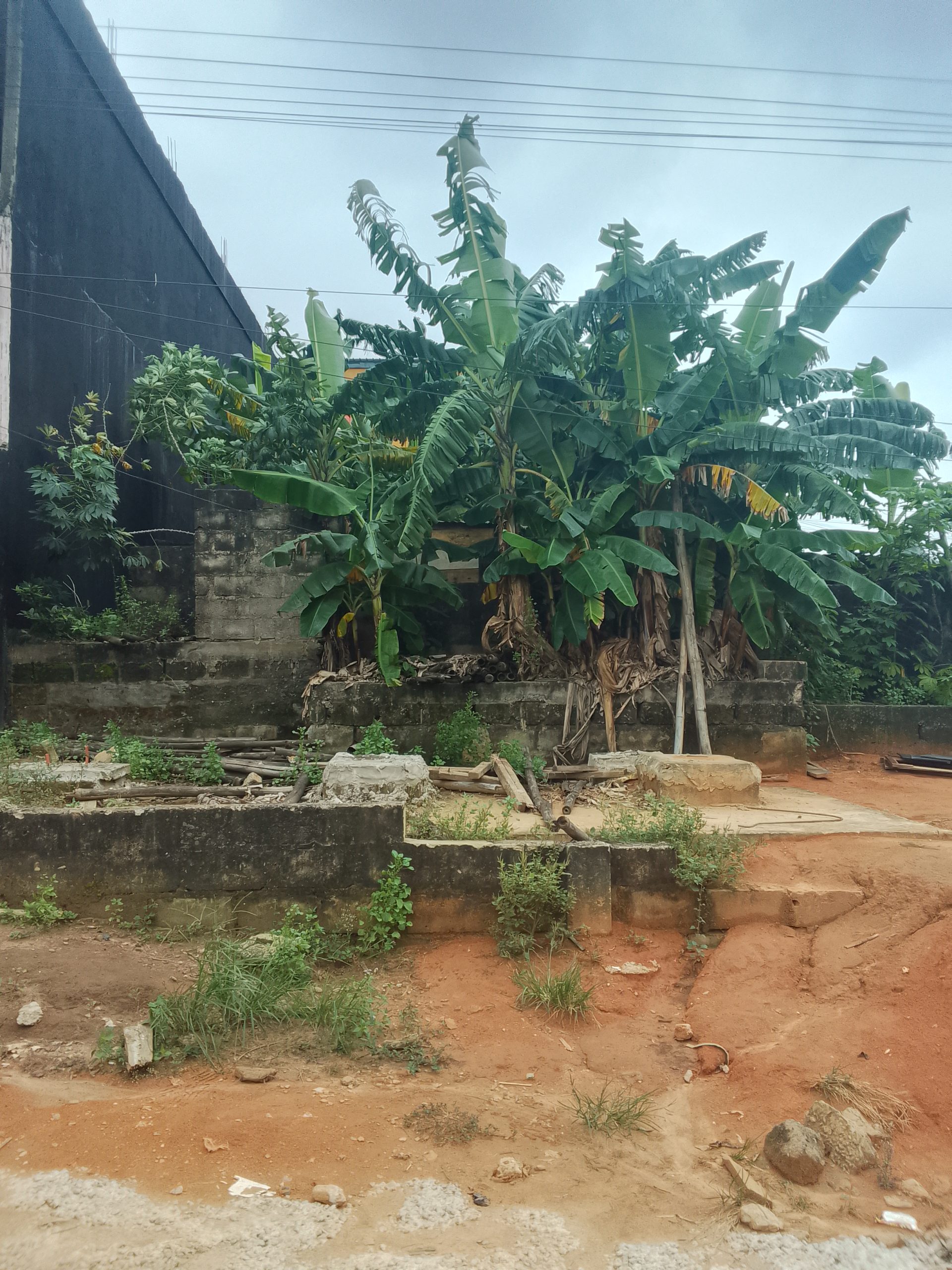Terrain avec fondation d’un immeuble a Feh kesse