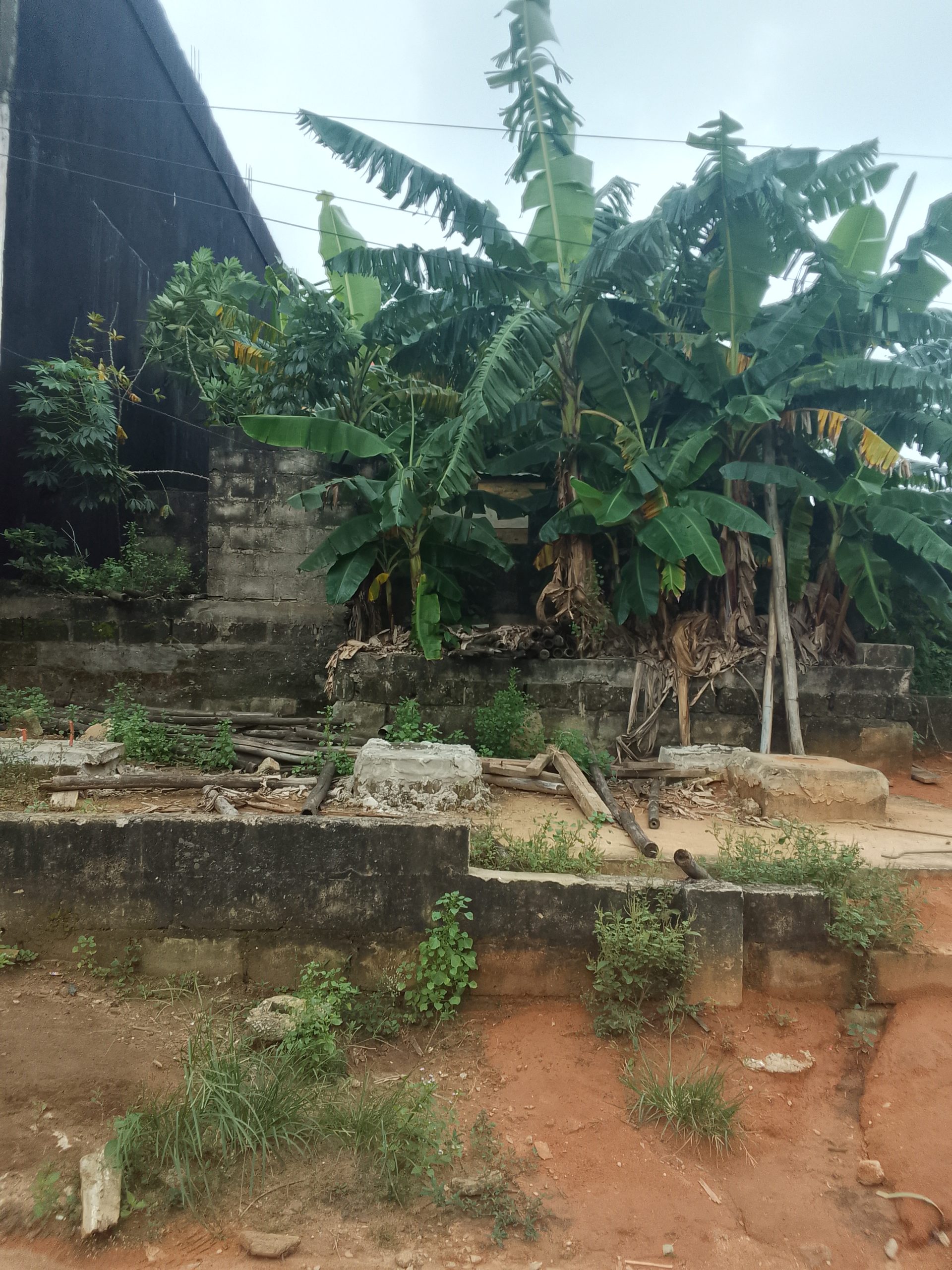 Terrain avec fondation d’un immeuble a Feh kesse