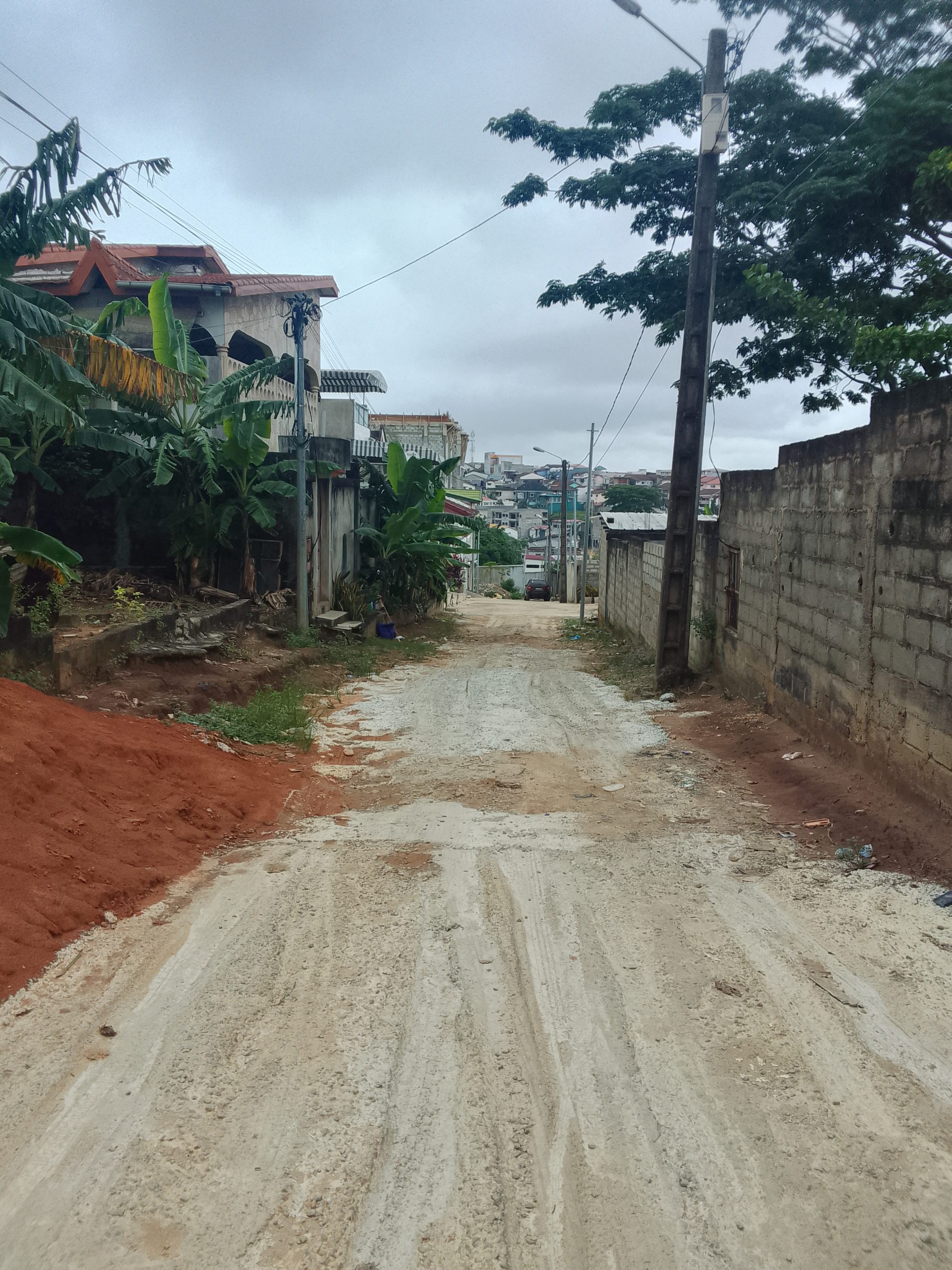 Terrain avec fondation d’un immeuble a Feh kesse