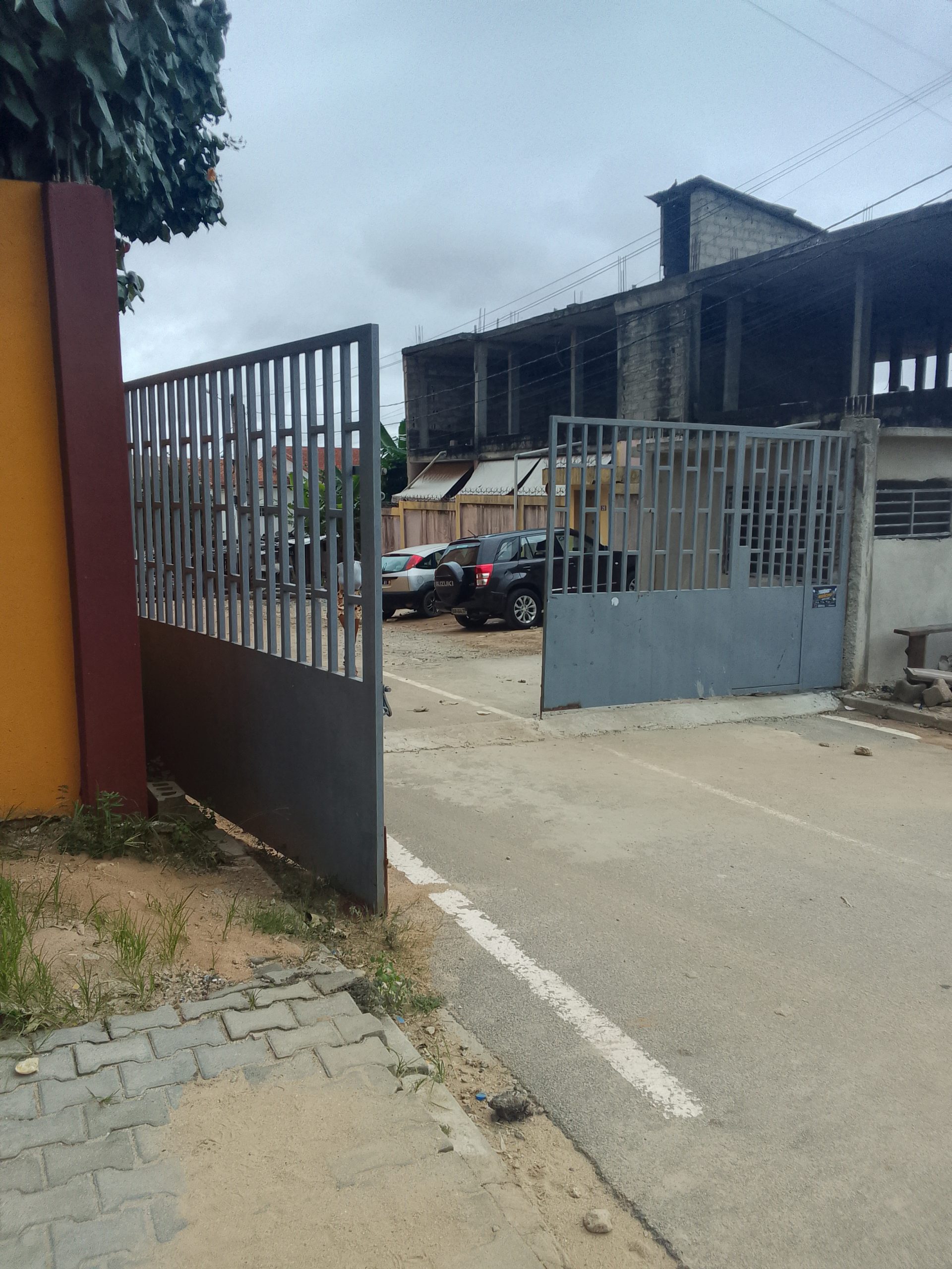 Terrain avec fondation d’un immeuble a Feh kesse
