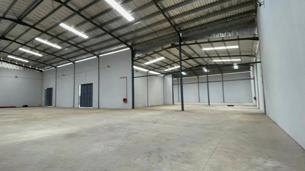 Yopougon ancienne zone industrielle entrepôt sur 4750m2,
