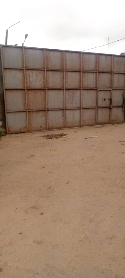 Location entrepot 2000 m2 à Yopougon- zone industrielle