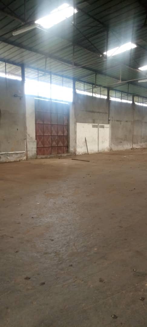 Location entrepot 2000 m2 à Yopougon- zone industrielle
