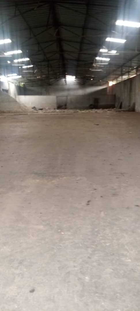 Location entrepot 2000 m2 à Yopougon- zone industrielle