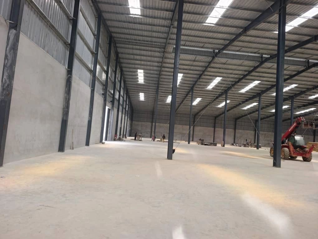 Yopougon sur autoroute pk26 location entrepôt 10 000 m2