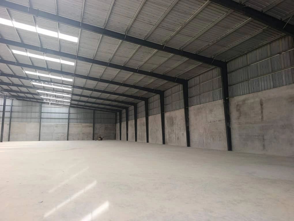 Yopougon sur autoroute pk26 location entrepôt 10 000 m2