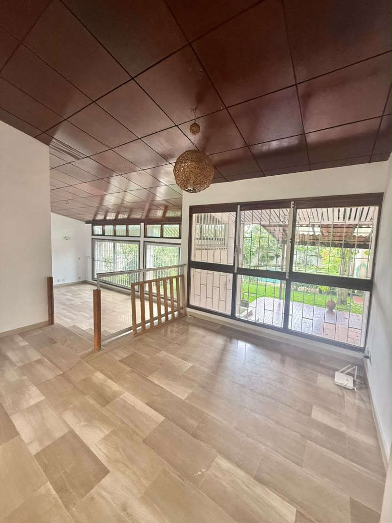Belle villa duplex avec piscine au Vallon en location