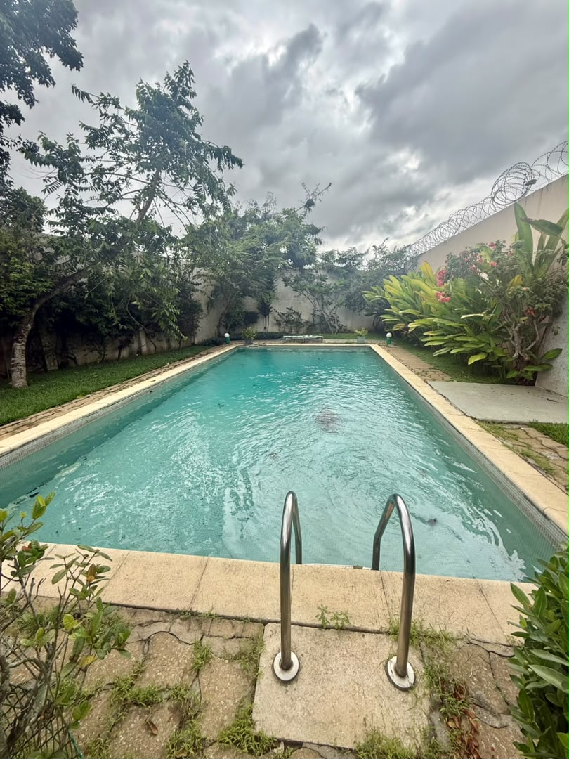 Belle villa duplex avec piscine au Vallon en location