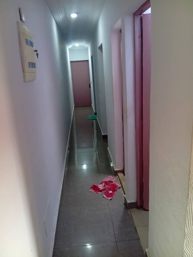Vente d 1 appartement de 4 pièces a yopougon azito