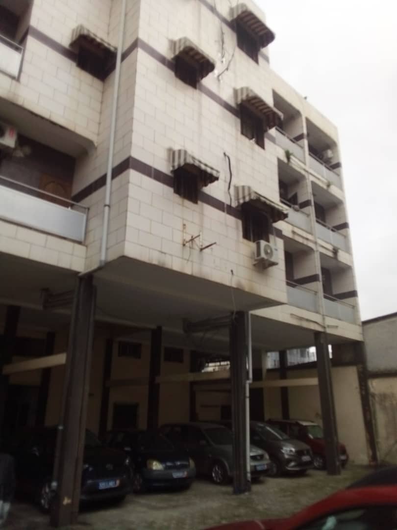 Un immeuble en vente à la Riviera