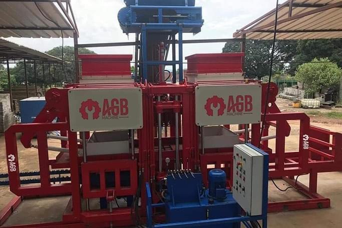 Machine a Parpaing Semi-Automatique AGB 4.2