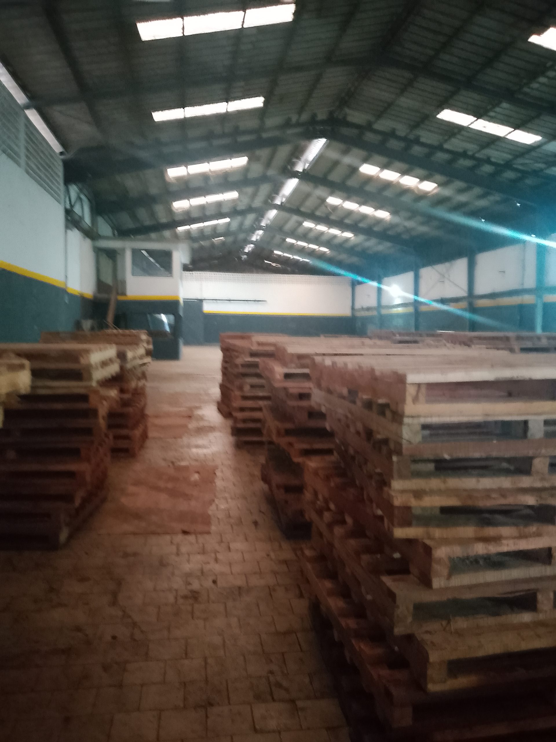 Location entrepôt 4000 M2 à Yopougon zone industrielle