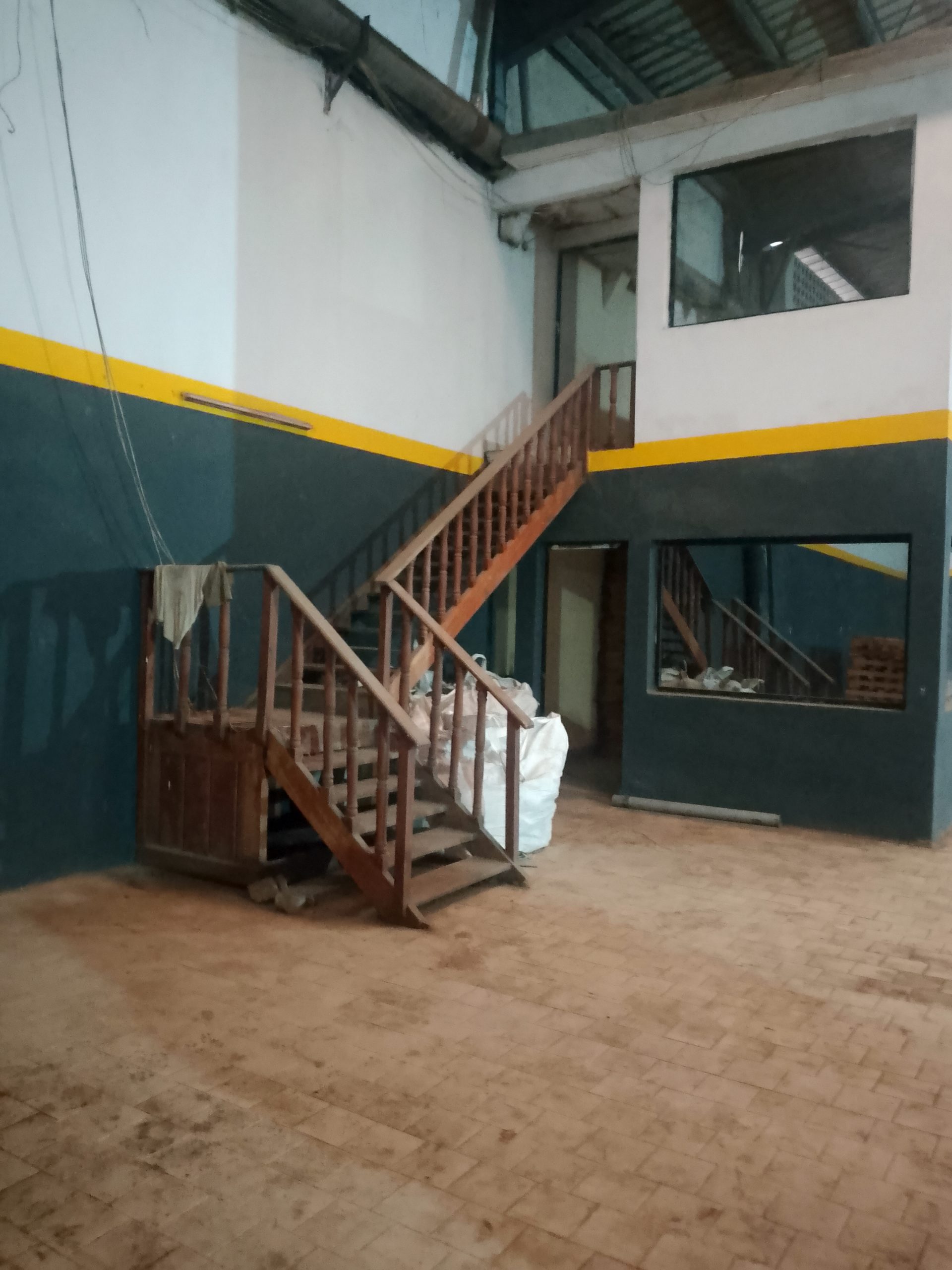 Location entrepôt 4000 M2 à Yopougon zone industrielle