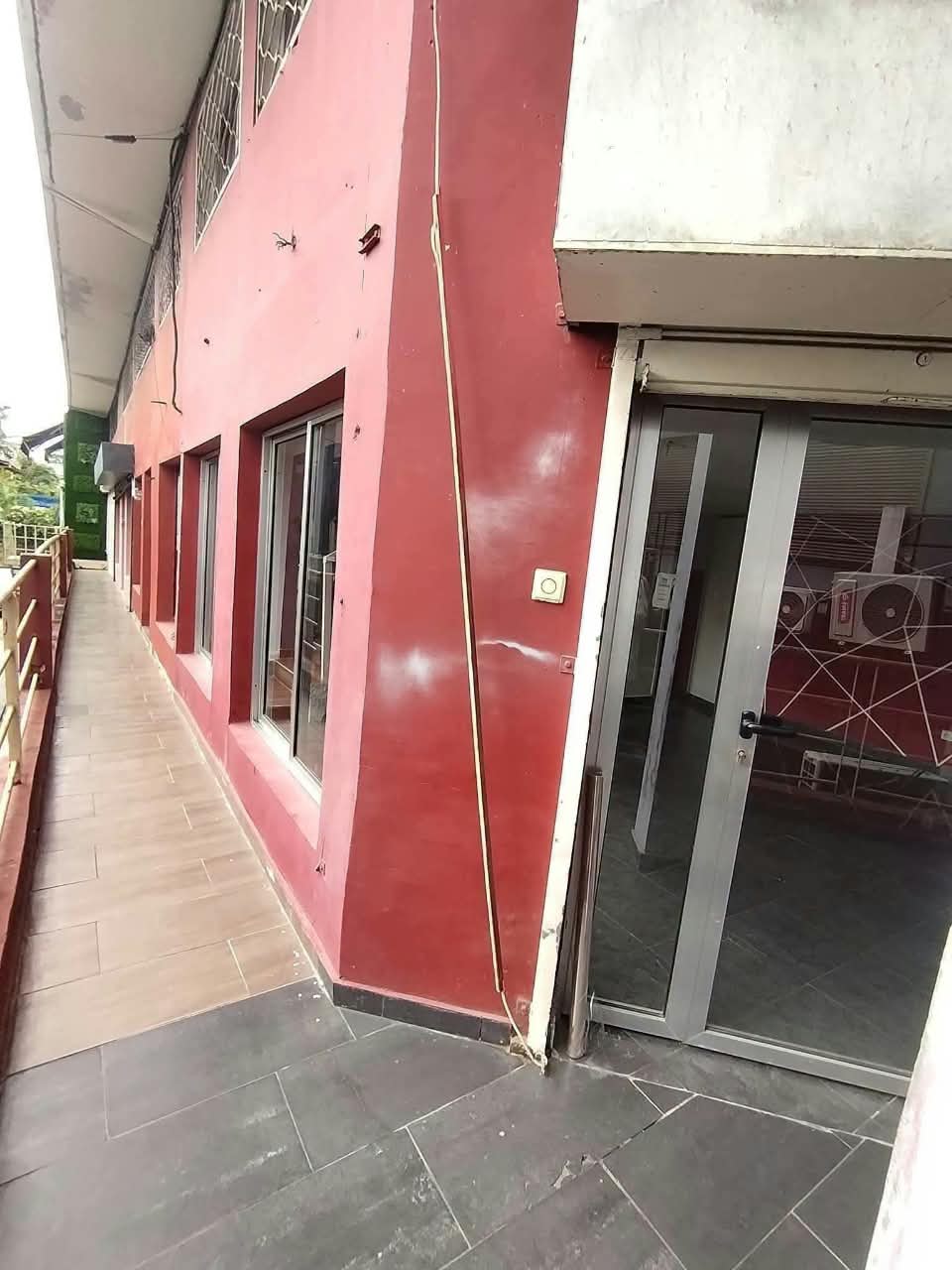 Magasin avec mezzanine en location au Vallon