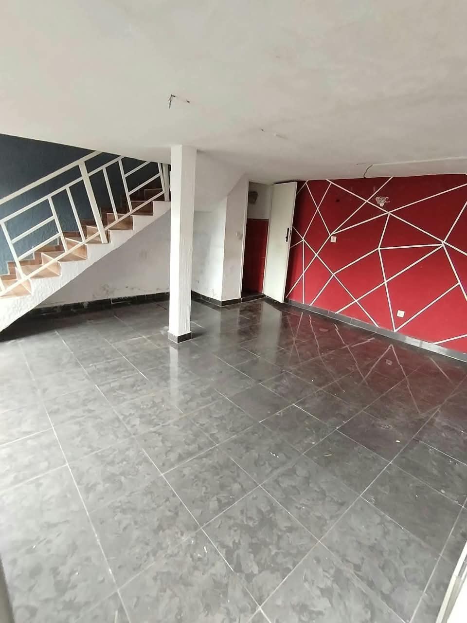 Magasin avec mezzanine en location au Vallon