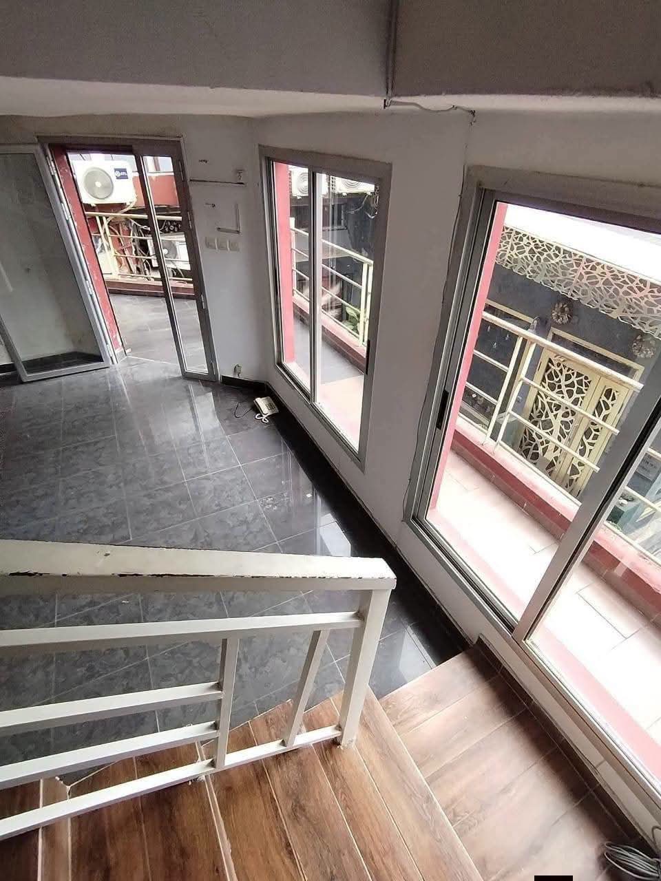 Magasin avec mezzanine en location au Vallon