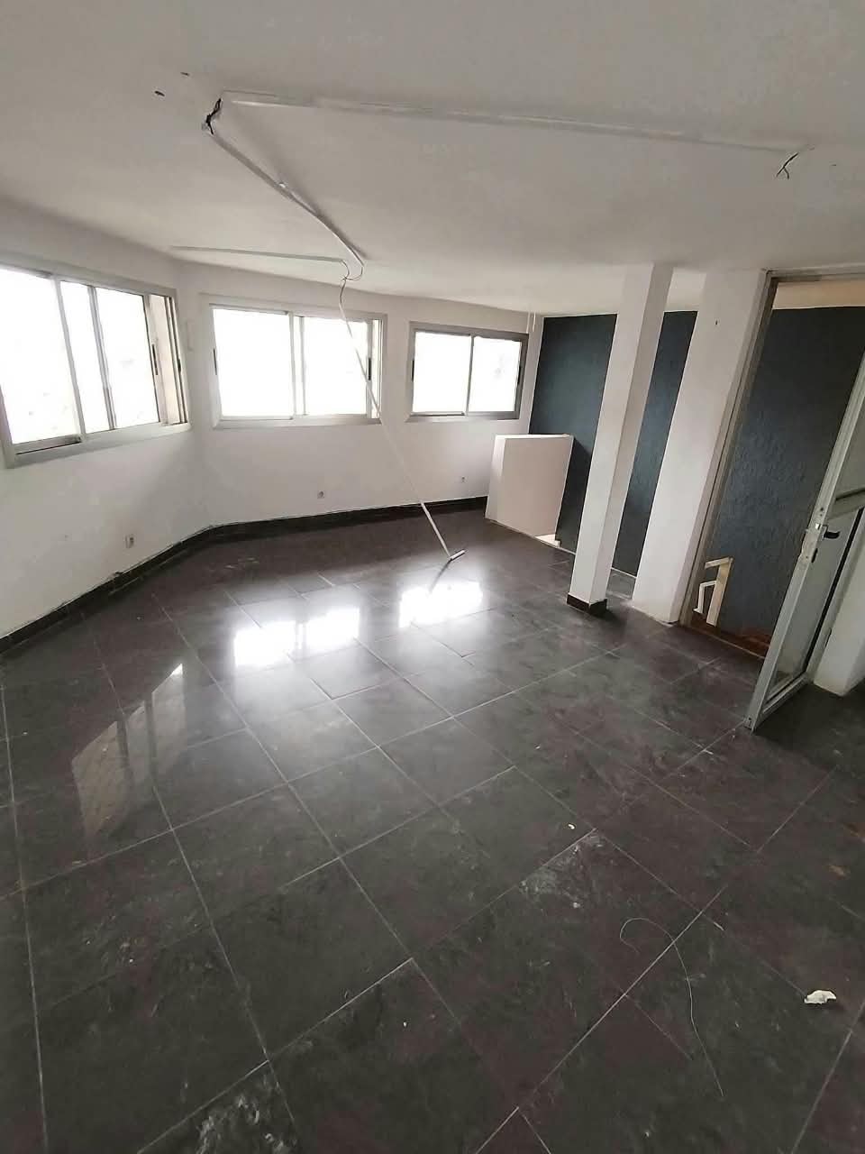 Magasin avec mezzanine en location au Vallon