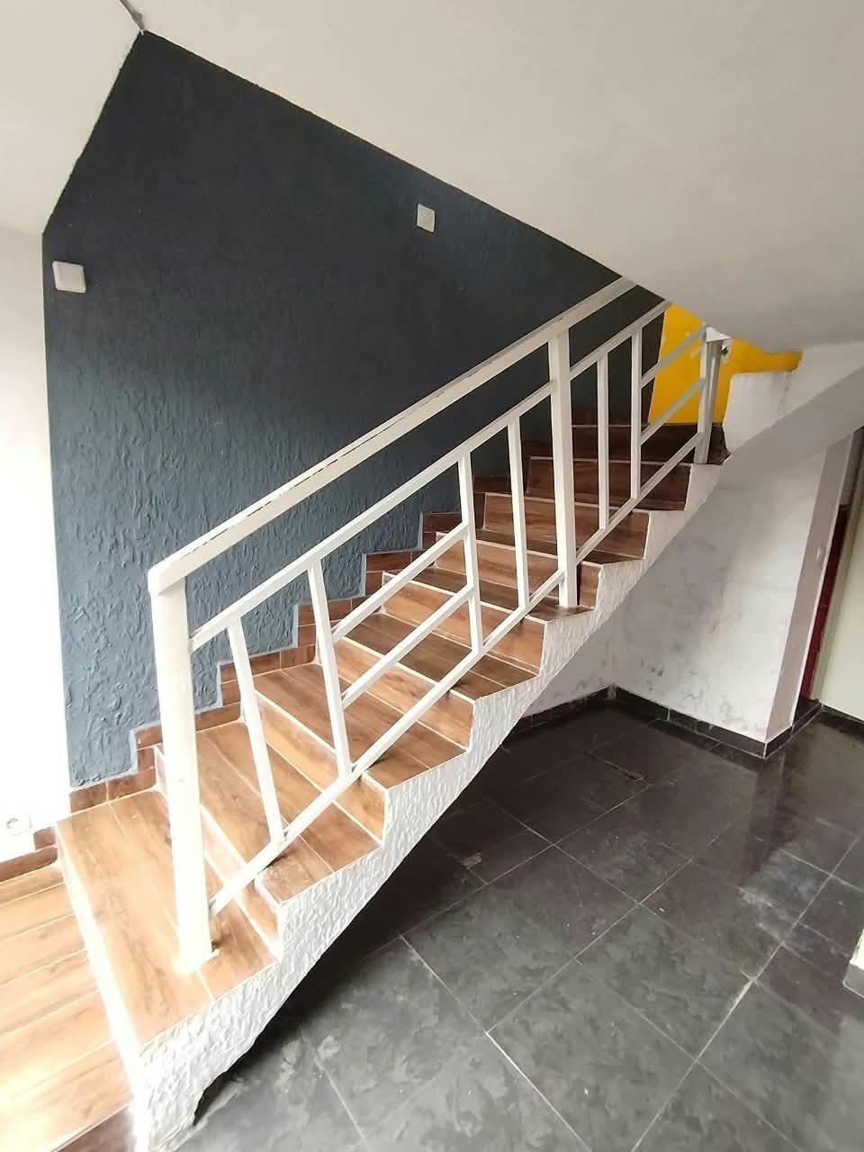Magasin avec mezzanine en location au Vallon