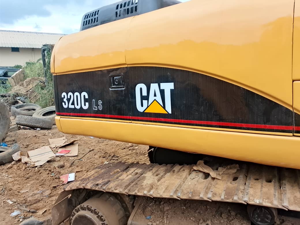 Une pelle importée 320 C caterpillar