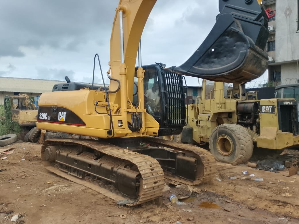 Une pelle importée 320 C caterpillar