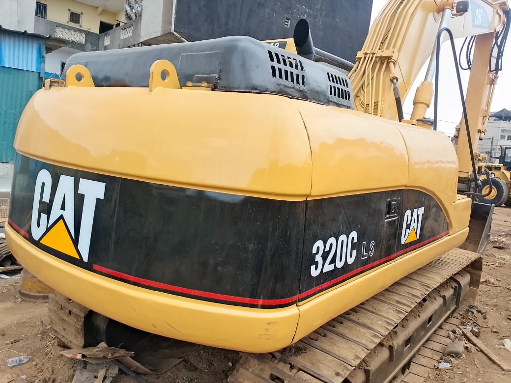 Une pelle importée 320 C caterpillar